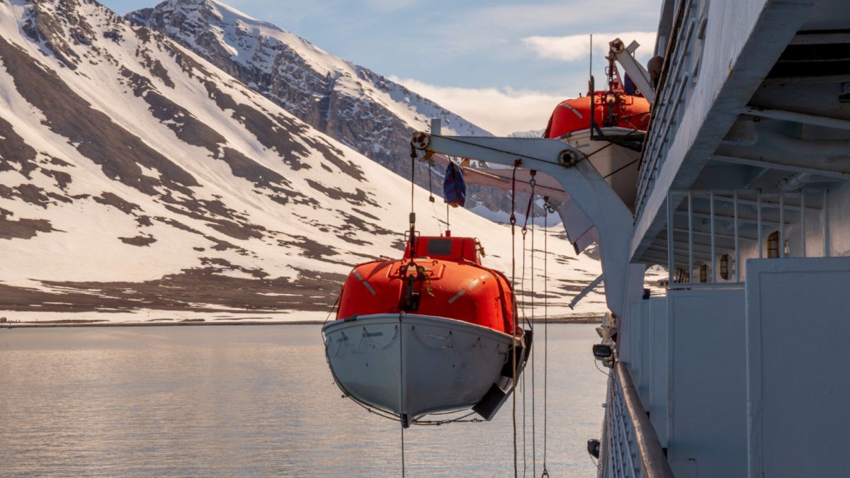Croisières de luxe en Arctique : confort et émerveillement au bord des glaces !