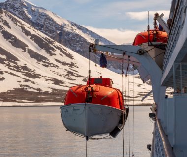 Croisières de luxe en Arctique : confort et émerveillement au bord des glaces !